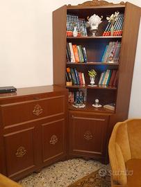 Libreria vintage angolare con tre ripiani a vista