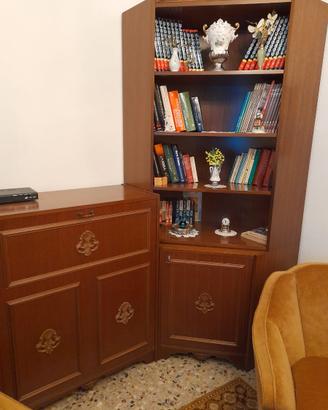 Libreria vintage angolare con tre ripiani a vista
