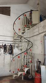Scala a chiocciola in ferro stile liberty del '900