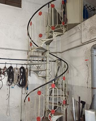 Scala a chiocciola in ferro stile liberty del '900