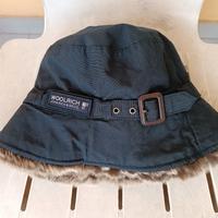 Cappello Cloche Woolrich con bordo in pelliccia 