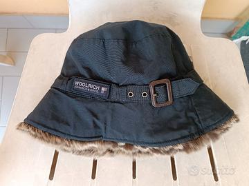 Cappello Cloche Woolrich con bordo in pelliccia 