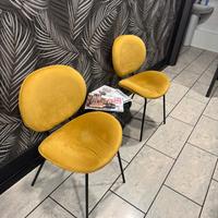 Sedie e scaffale d’arredo