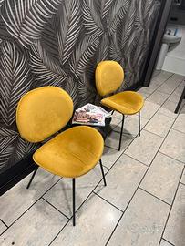 Sedie e scaffale d’arredo