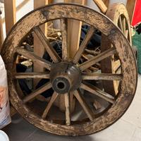 Ruota antica in legno con cerchio in ferro