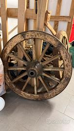 Ruota antica in legno con cerchio in ferro