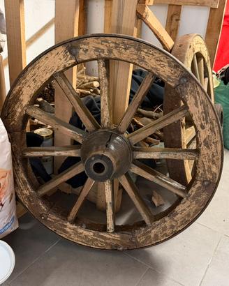 Ruota antica in legno con cerchio in ferro