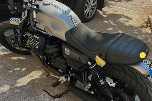Moto Guzzi V7 Stone 850 - 2023