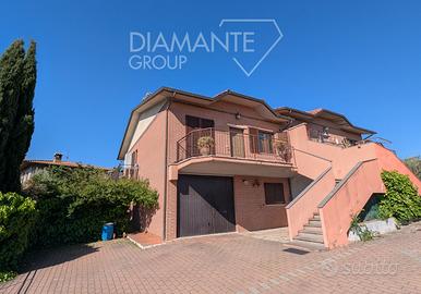 Porzione di bifamiliare con giardino e garage