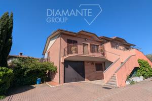 Porzione di bifamiliare con giardino e garage