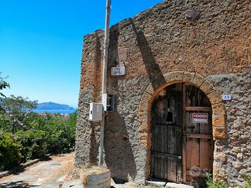 Rudere panoramico con terreno