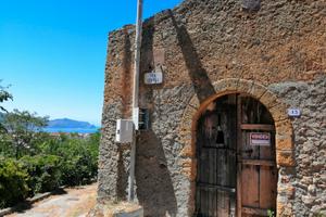 Rudere panoramico con terreno