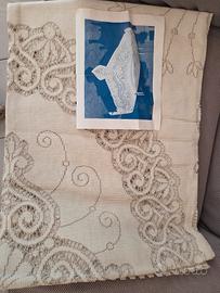 tovaglia con eleganti decorazioni