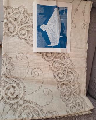 tovaglia con eleganti decorazioni