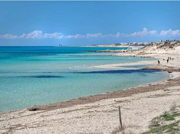 Velocemente e sei in un mare cristallino