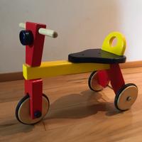 Triciclo in legno colorato