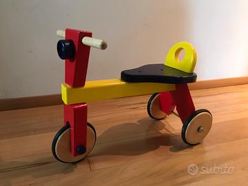 Triciclo in legno colorato