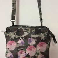 Borsa a tracolla camouflage con fiori rosa e lilla