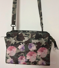 Borsa a tracolla camouflage con fiori rosa e lilla