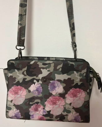 Borsa a tracolla camouflage con fiori rosa e lilla