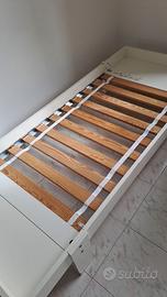 Letto bianco con doghe in legno per bambino