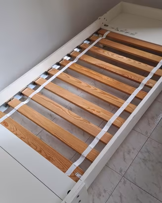 Letto bianco con doghe in legno per bambino