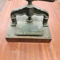 Raro Torchio Antico in Ghisa con Decoro a Pigna 