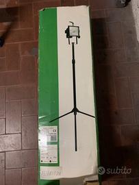 Faretto alogeno con trepiede