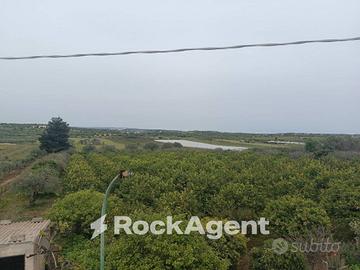 VILLETTA IMMERSA NEL VERDE CON PISCINA