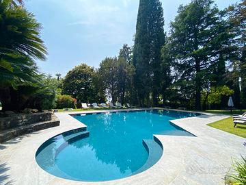 Appartamento sul lago con parco e piscina