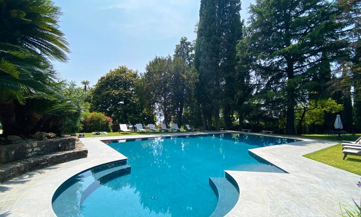 Appartamento sul lago con parco e piscina