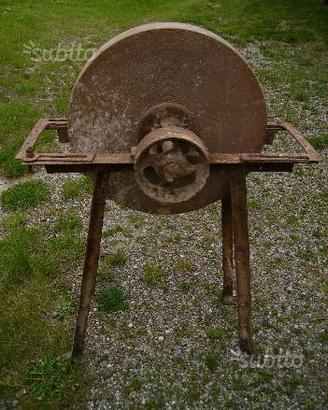 Antica incudine e grandi mole in pietra
