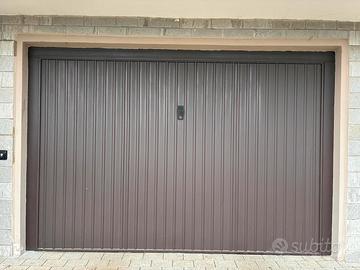 Porta basculante motorizzata