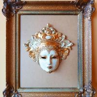 maschera veneziana dorata XX secolo con cornice