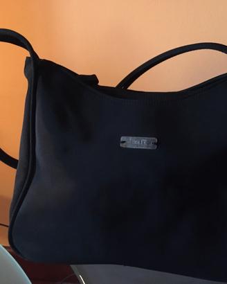 Borsa nera a tracolla