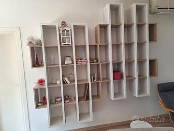 libreria sospesa parete