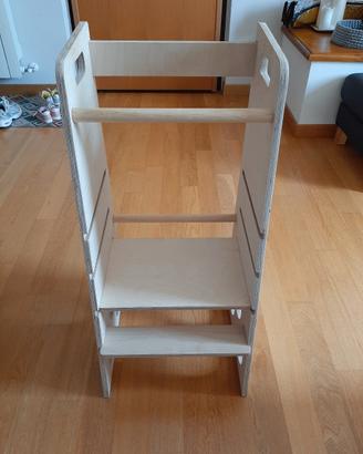 Torre di apprendimento montessoriana