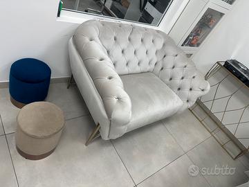 divano due posti in velluto grigio