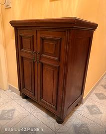 Mobiletto in legno a 2 ante stile classico