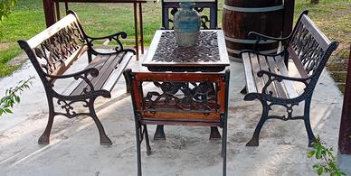 Tavolo con panche e poltrone
