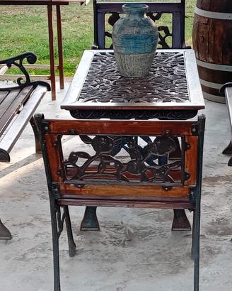 Tavolo con panche e poltrone