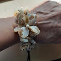 Bracciale  in madreperla  con fiore centrale 