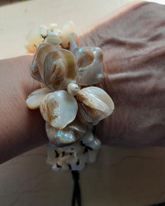 Bracciale  in madreperla  con fiore centrale 