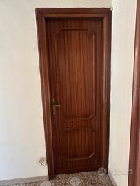Otto porte  in legno, marrone scuro e beige