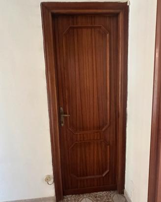 Otto porte  in legno, marrone scuro e beige