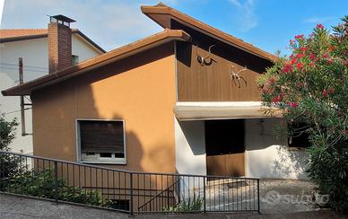 Casa bifamiliare con vari appartamenti