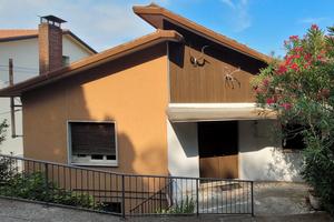 Casa bifamiliare con vari appartamenti