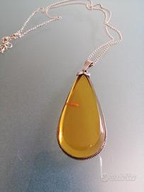 Ciondolo in ambra con incluso. 