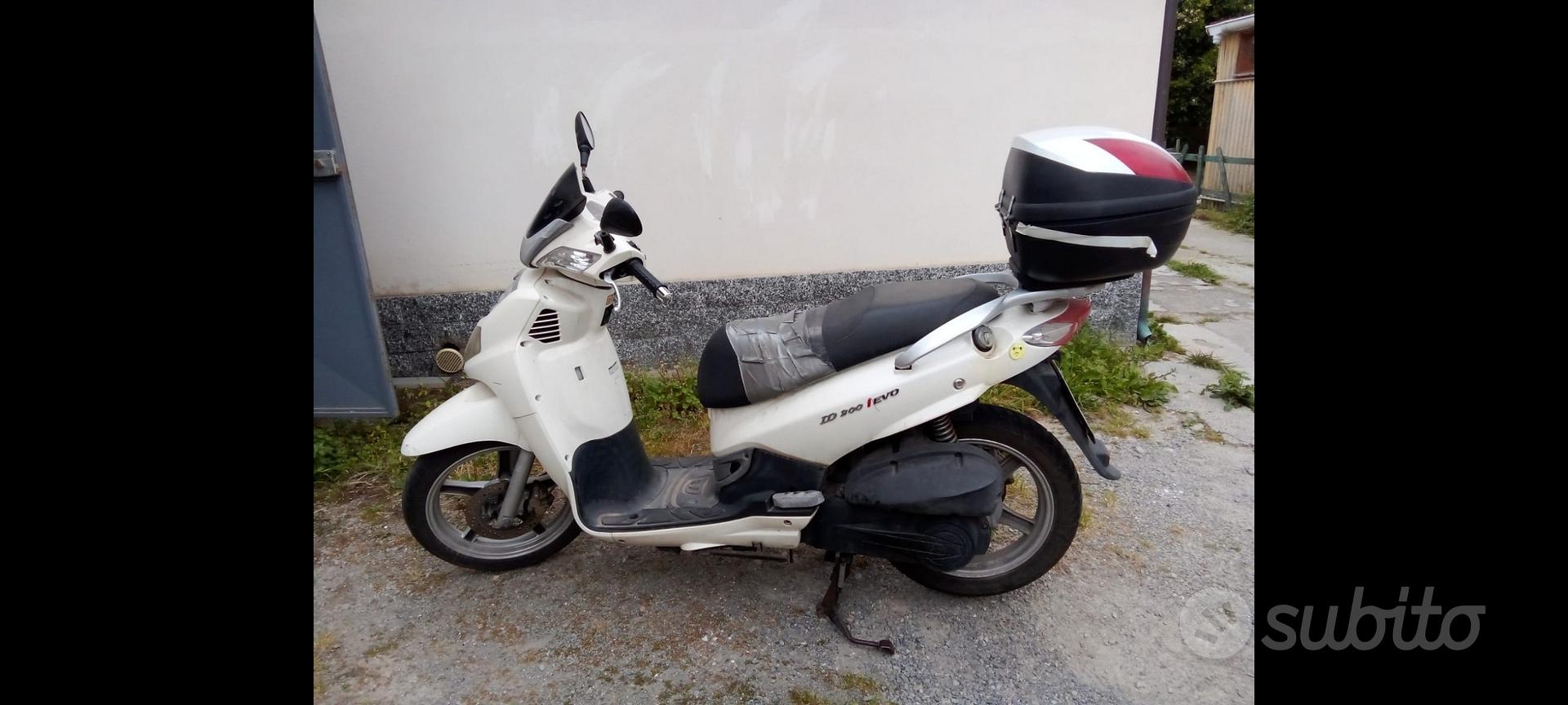 scooter 200   evo colore bianco