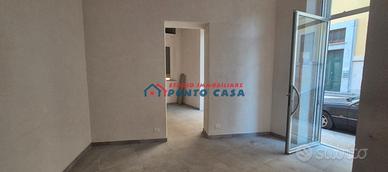 PRESSI PORTO-Loc. commerciale 65 mq ca - 3 vetrine